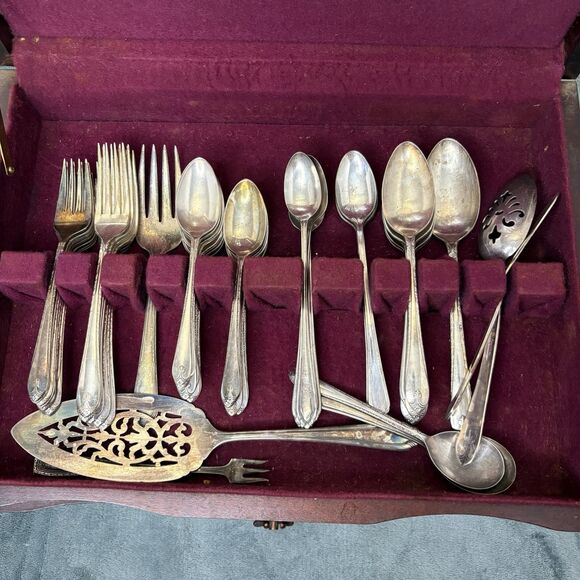 Wm. Rogers Son Exquisite Antique US Silver-Plated Flatware  WMRogers & Son Silver plate Flatware Exquisite Collection Wooden Case 76 Piece